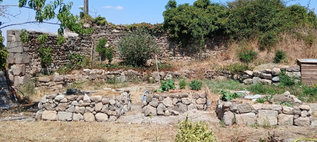 Carrés potager en pierre avec sol enrichi par Alain Chavoix - Alter Eden